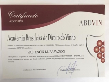 Valtencir Gama recebe diploma de associado instituidor da Academia Brasileira de Direito do Vinho